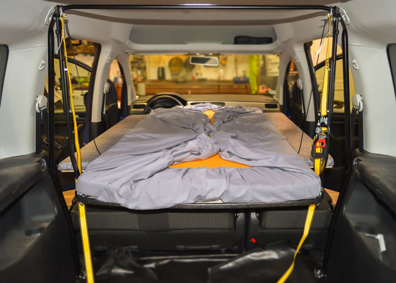 Aufgebautes Autohimmelbett mit Liegefläche im Fahrzeug