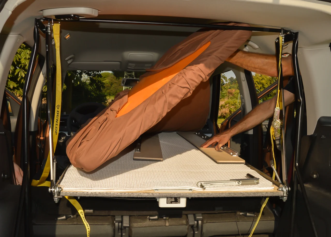 Autohimmelbett wird in einem Škoda Yeti abgesenkt